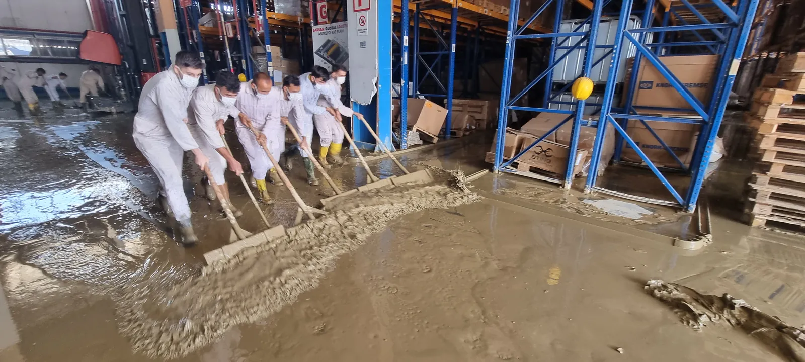 Depo zemininde çamur tahliyesi çalışması