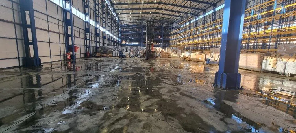 Restorasyon sonrası temizlenen depo zemini