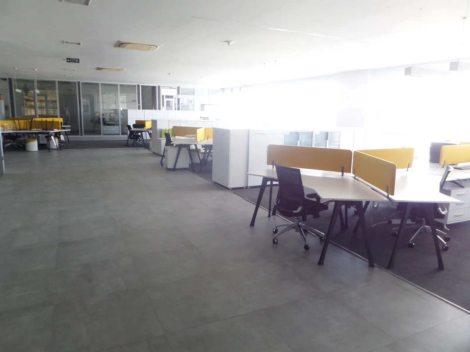 Restorasyon sonrası yenilenen ofis alanı