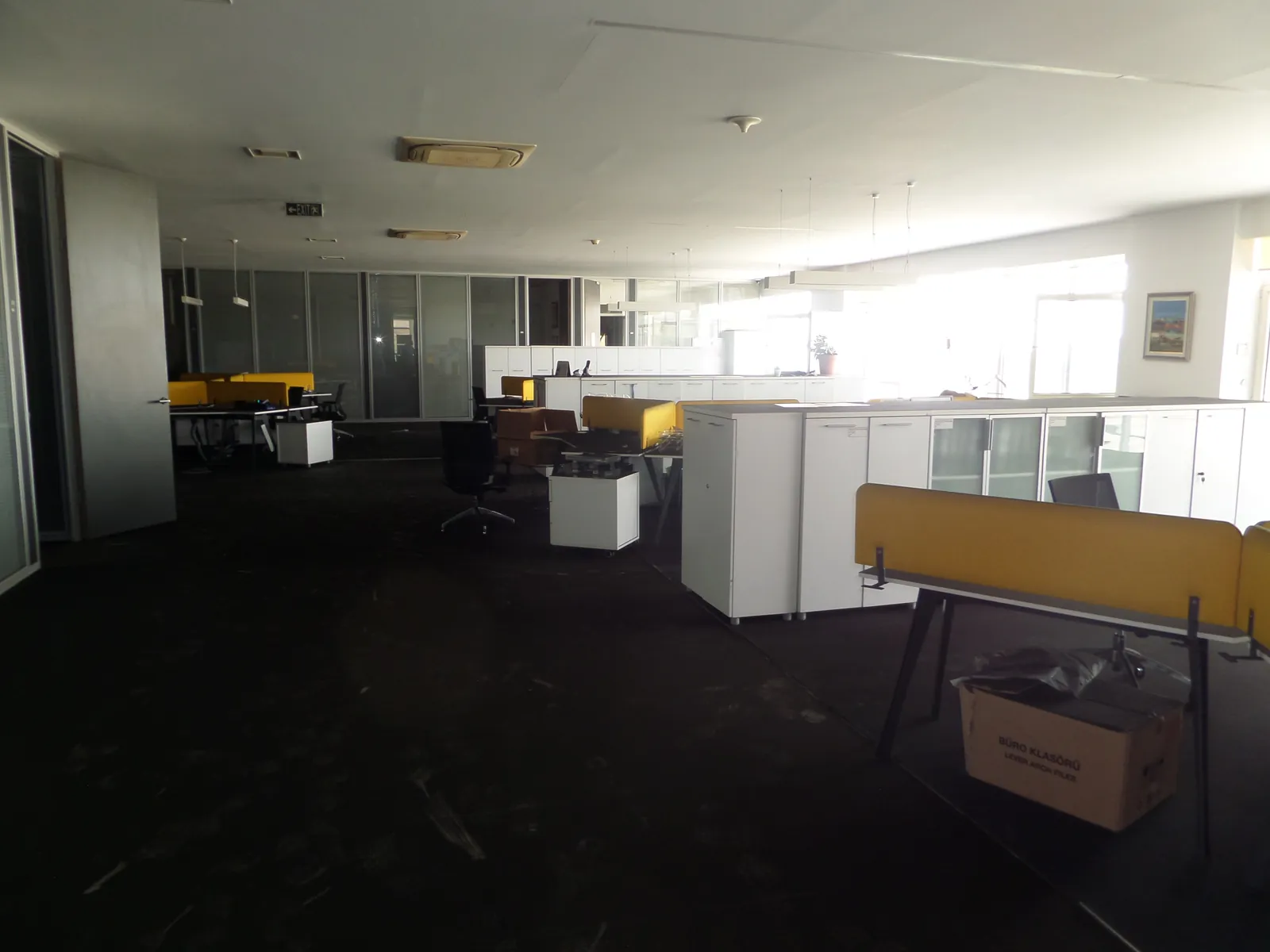 Yangın sonrası is ve kurumdan etkilenen ofis alanı